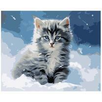 Полосатый котёнок на снегу